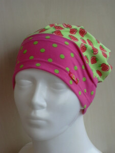 Dziewczęca czapka bawełniana zielono różowa w truskawki  r51, 53, 55 (1)